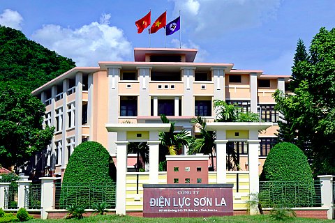 big dat thanh cong may bien ap vao tram tren luoi dien tinh son la 1910251427019637